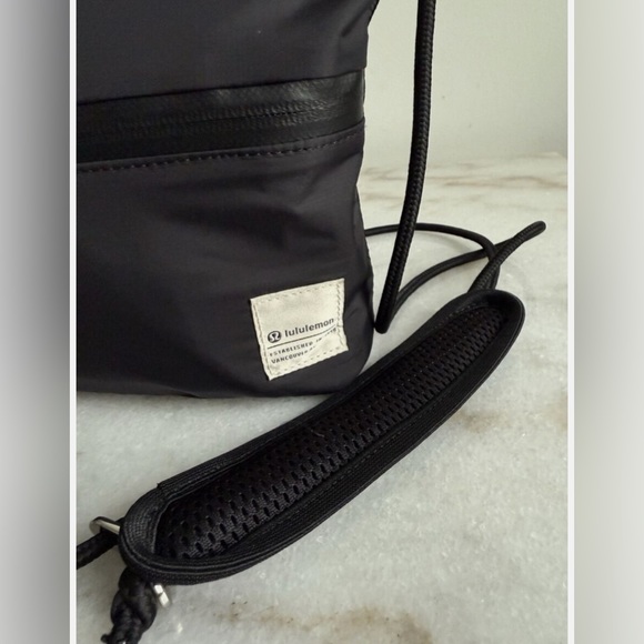 LULULEMON PATCH LOGO BLACK CROSSBODY BAG - Picture 2 of 8
